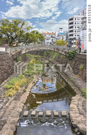 [九州・長崎] 麹屋町にある中島川を渡る一覧橋と休憩中のアオサギ。 89555918