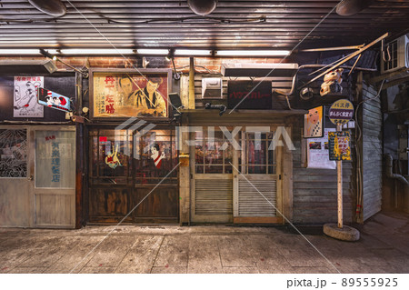 [東京・有楽町] レトロな雰囲気を表す有楽町コンコースの居酒屋のファサード。 89555925