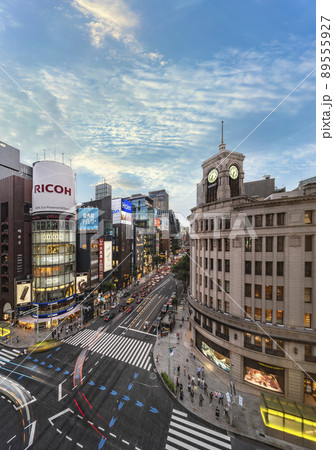 [東京・銀座] シャンデリアスカイから見下ろす和光ビルの時計塔と三愛ドリームセンター。 89555927