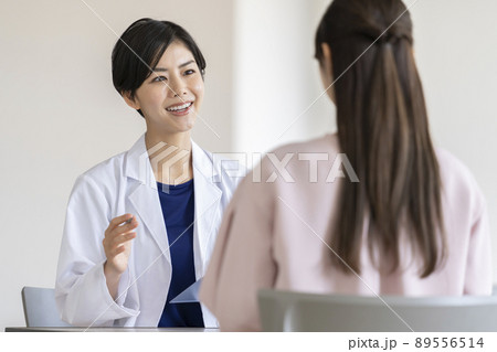問診をする若い女性医師 89556514