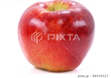あきばえ　秋映　赤いリンゴ　丸ごと　1個　明るい背景 89556527