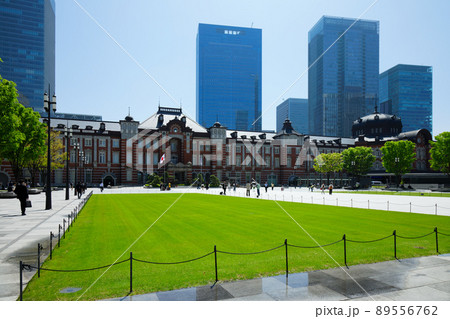 東京駅丸の内駅前広場と青空 89556762