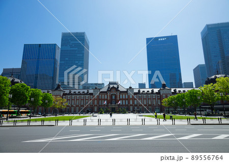 東京駅丸の内駅前広場と青空 89556764