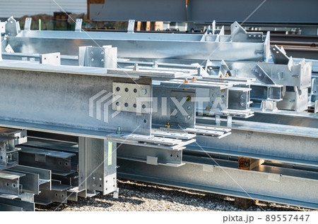 積まれた建築資材 89557447