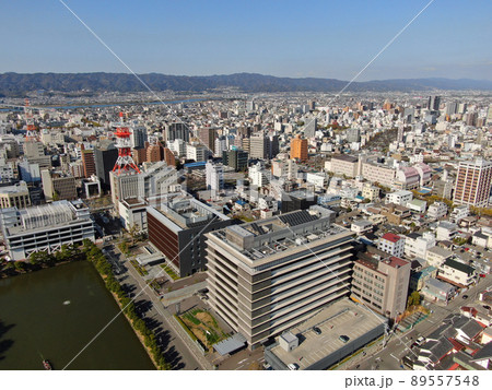 和歌山市の中心地、和歌山城のお堀の上空から 89557548