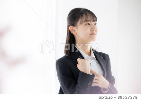 就活 スマホを見ながら微笑む女性 就活 スマホを見ながら微笑む女性 89557578