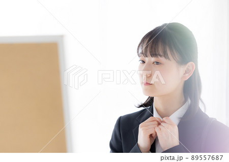 就活　身だしなみを整える女性のポートレート 89557687