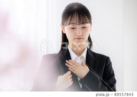 就活 胸に手を当てて緊張している女性 就活 胸に手を当てて緊張している女性 89557843