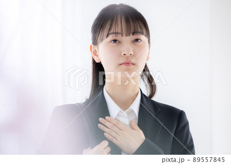 就活 胸に手を当てて緊張している女性 就活 胸に手を当てて緊張している女性 89557845