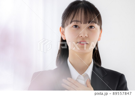 就活 胸に手を当てて緊張している女性 就活 胸に手を当てて緊張している女性 89557847