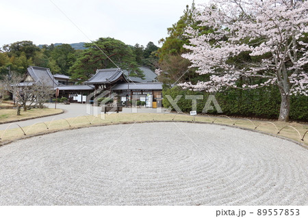 日本の神社仏閣：山口県山口市にある瑠璃光寺境内の入り口 89557853