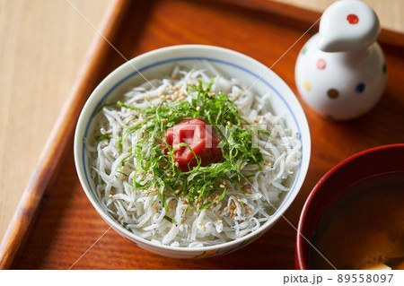 しらす丼 梅干し乗せ しらす丼 梅干し乗せ 89558097