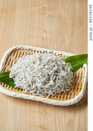 ザルに盛った釜揚げしらす ザルに盛った釜揚げしらす 89558146