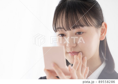 就活　身だしなみを整える女性のポートレート 89558286