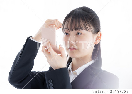 就活　身だしなみを整える女性のポートレート 89558287