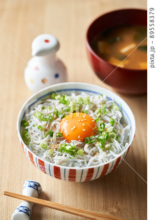 しらす丼　卵のせ 89558379