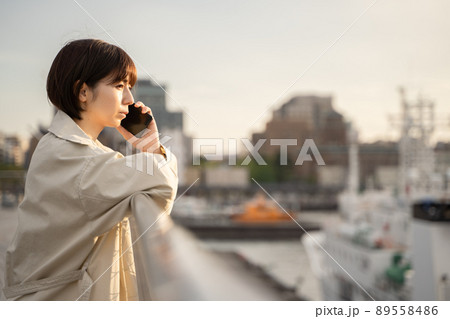 港で通話する女性 港で通話する女性 89558486