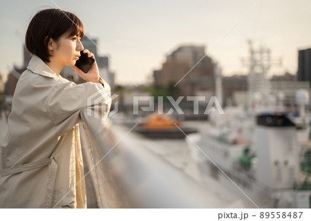 港で通話する女性 港で通話する女性 89558487