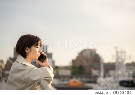 港で通話する女性 89558489