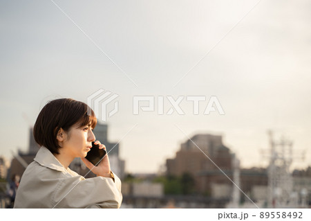 港で通話する女性 港で通話する女性 89558492