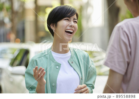 カップル 屋外 スマホ デート ドライブ カップル 屋外 スマホ デート ドライブ 89558898