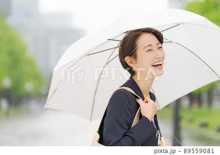 傘を持つ女性　ビジネス　30代 89559081