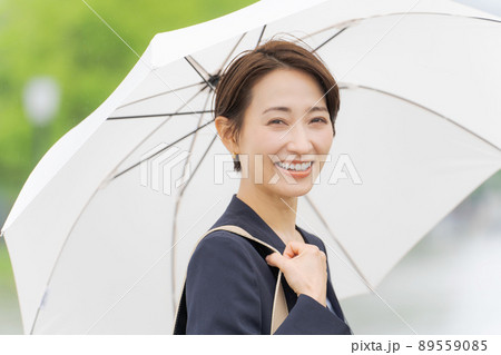 傘を持つ女性　ビジネス　30代 89559085