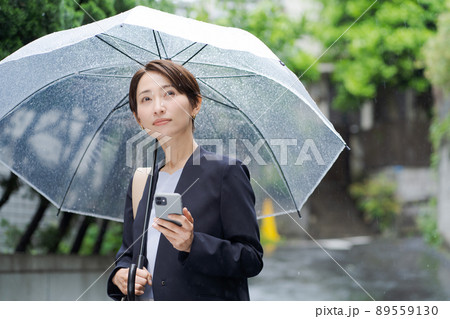 ビジネス　女性　屋外　雨 89559130