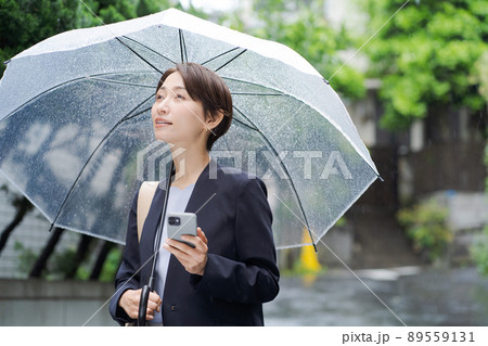 ビジネス 女性 屋外 雨 ビジネス 女性 屋外 雨 89559131