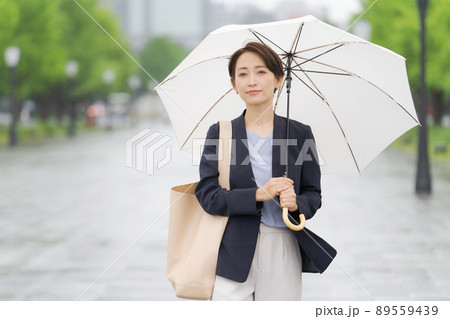 傘を持って歩く女性 傘を持って歩く女性 89559439
