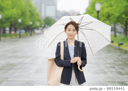 傘を持って歩く女性 傘を持って歩く女性 89559441