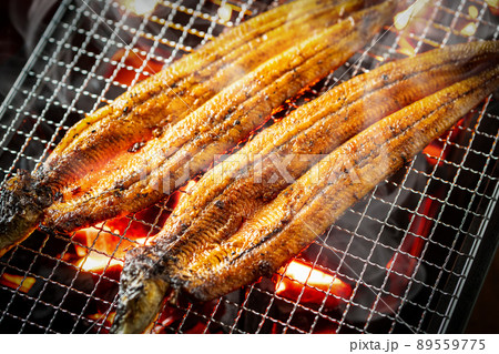 うなぎを焼く うなぎを焼く 89559775