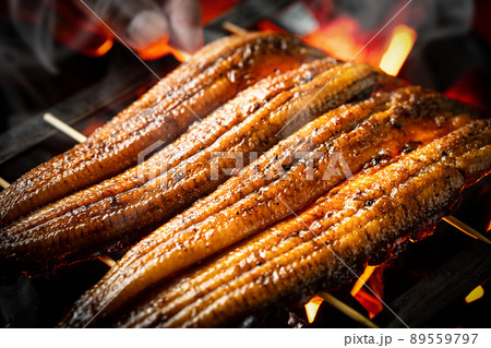 うなぎを焼く 89559797