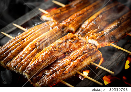 うなぎを焼く うなぎを焼く 89559798