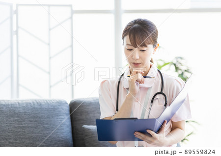 施設内で問診をしている医療従事者の女性 89559824