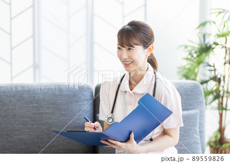 施設内で問診をしている医療従事者の女性 89559826