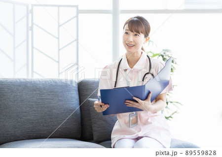 施設内で問診をしている医療従事者の女性 施設内で問診をしている医療従事者の女性 89559828