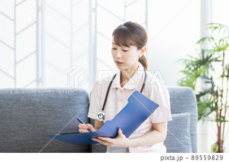 施設内で問診をしている医療従事者の女性 89559829