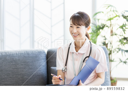 施設内で問診をしている医療従事者の女性 施設内で問診をしている医療従事者の女性 89559832