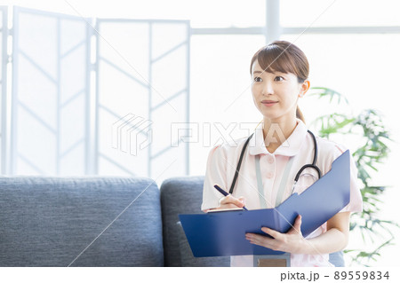 施設内で問診をしている医療従事者の女性 89559834