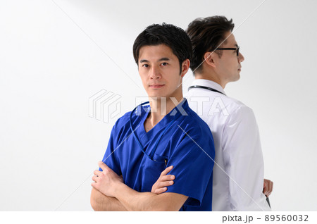医療イメージ　男性　2人　 89560032