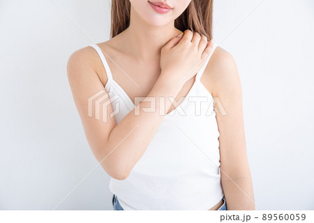 肩こりの女性　Stiff shoulder 89560059