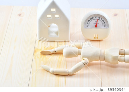 湿度計と倒れている人形で熱中症のイメージ 湿度計と倒れている人形で熱中症のイメージ 89560344
