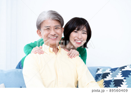 リビングでくつろぐミドルの父と若い娘の親子 リビングでくつろぐミドルの父と若い娘の親子 89560409