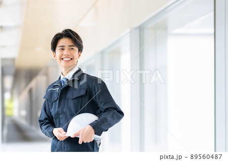 作業員の若い男性 89560487
