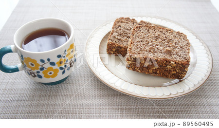 コーヒーと穀物・シードの入った黒パンの朝食_06【ドイツパン】 89560495