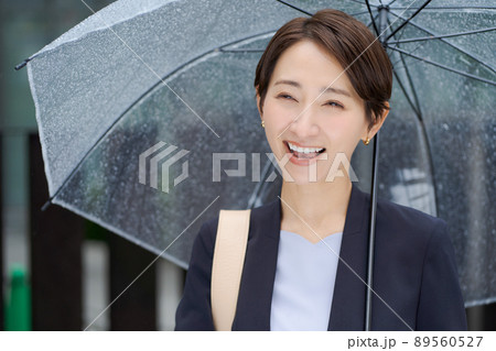 傘をさす女性 ビジネス 傘をさす女性 ビジネス 89560527