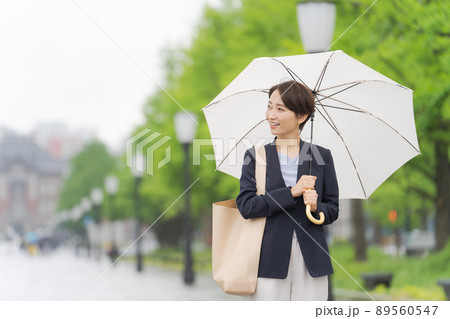 ビジネス オフィス 雨天 女性 ビジネス オフィス 雨天 女性 89560547