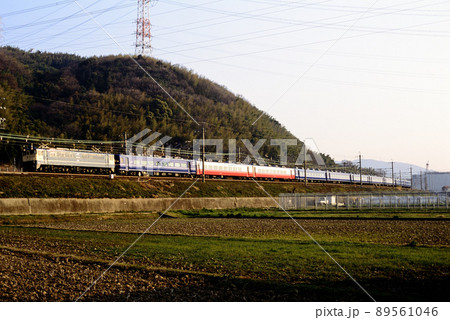 2003年　東海道線を行くEF651121団臨14系客車 89561046