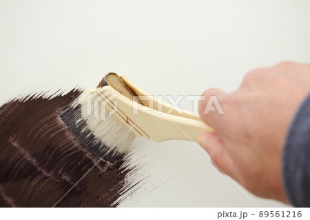 ペンキを塗る ペンキを塗る 89561216